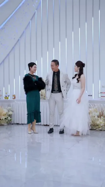 (พากย์เสียง)ลำนำรักเหมันต์, มนตร์รักโรงแรมหรู