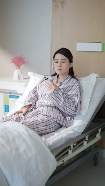 (พากย์เสียง)ลำนำรักเหมันต์, มนตร์รักโรงแรมหรู