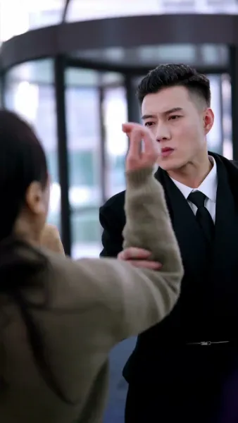 (พากย์เสียง)ลำนำรักเหมันต์, มนตร์รักโรงแรมหรู