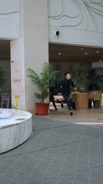 (พากย์เสียง)ลำนำรักเหมันต์, มนตร์รักโรงแรมหรู