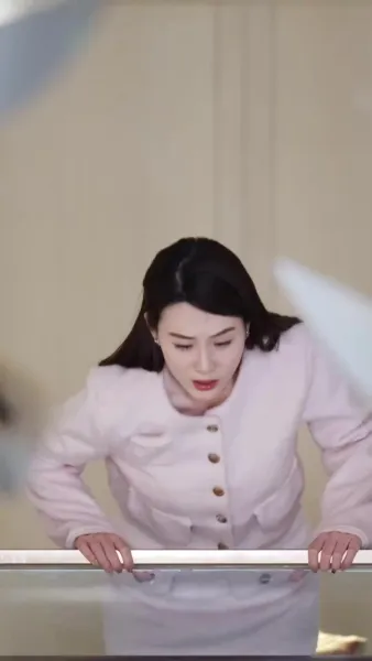 (พากย์เสียง)ลำนำรักเหมันต์, มนตร์รักโรงแรมหรู