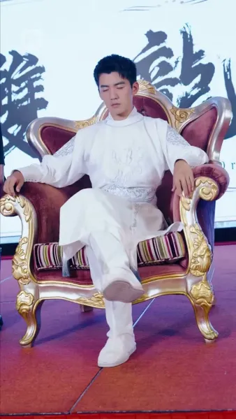 เทพสงครามจอมปลอม: การกลับมาของแม่ทัพมังกร