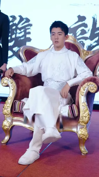 เทพสงครามจอมปลอม: การกลับมาของแม่ทัพมังกร