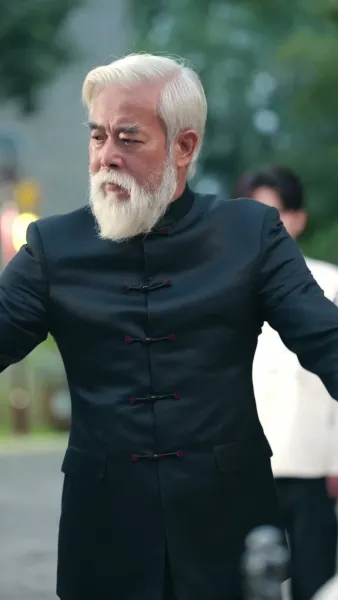 บรรพจารย์ร่างสิบขวบกลับมา