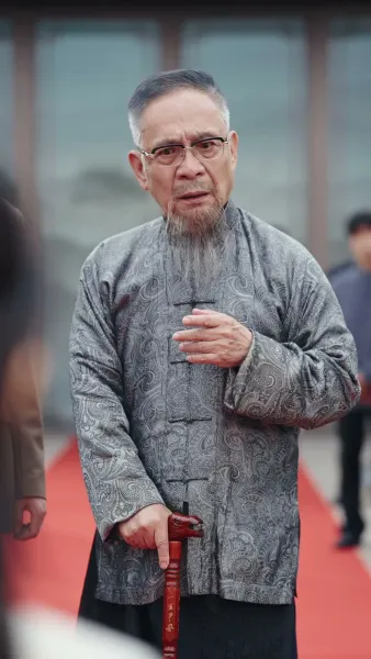 บรรพจารย์ร่างสิบขวบกลับมา