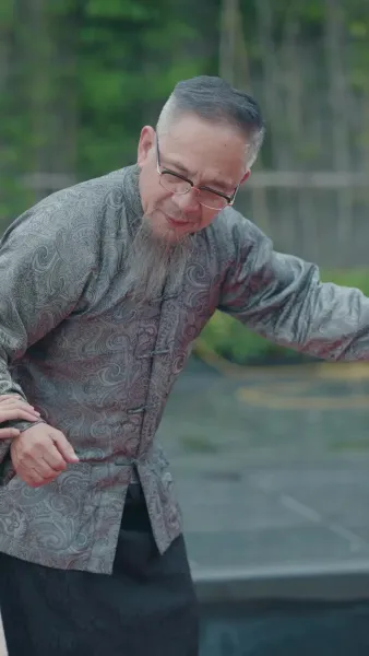 บรรพจารย์ร่างสิบขวบกลับมา