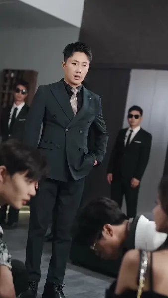 จากท่านประธานผู้มีอำนาจสู่นกในกรงทอง