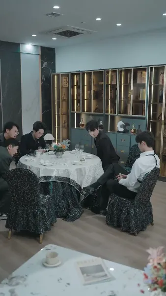 จากท่านประธานผู้มีอำนาจสู่นกในกรงทอง